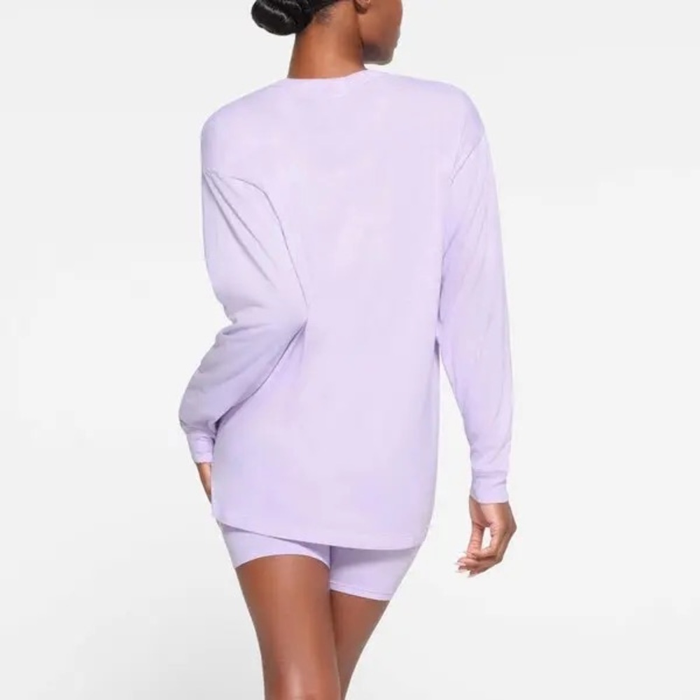 NWT SKIMS boyfriend longsleeve Henley shirt in lily - Picture 3 of 6